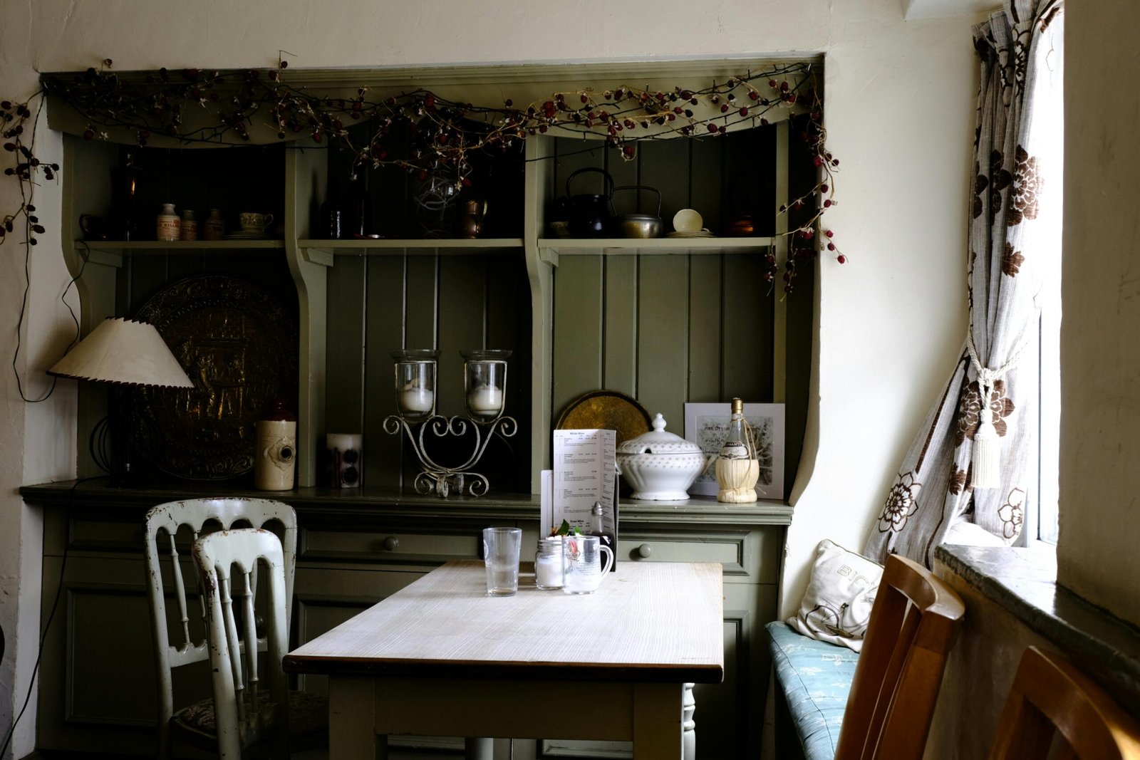 Charming vintage dining room interior featuring elegant design and cozy atmosphere.